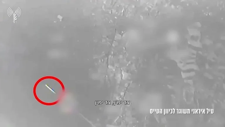 Иранские ракеты летят рядом с израильским самолетом, снимки опубликованы из интерьера салона бабочки