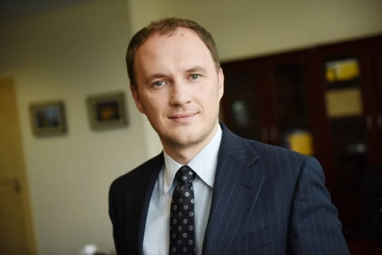 Kurt jest spokojny w tej kampanii, dostajemy wyrafinowaną sałatkę słowną