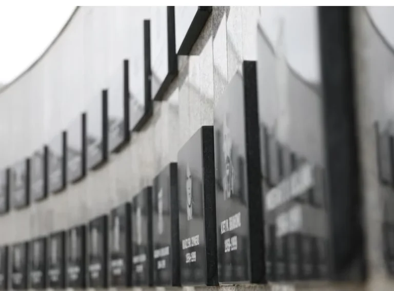Appeal は Cedomir Aksic の場合には、Recak の massacre のための 15 年に文言されて、retrial に変わります
