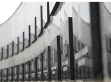 Appeal は Cedomir Aksic の場合には、Recak の massacre のための 15 年に文言されて、retrial に変わります