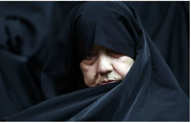 イスラエル系アメリカ人の攻撃によって激しく負傷し、カメンの妻は彼女の人生を変えます