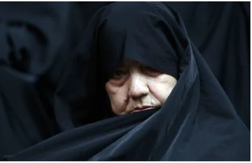 イスラエル系アメリカ人の攻撃によって激しく負傷し、カメンの妻は彼女の人生を変えます