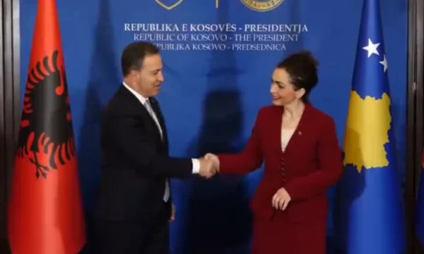 Kosovo社長が会議でアルバニア最高議会ニコラ・ペレシに会います