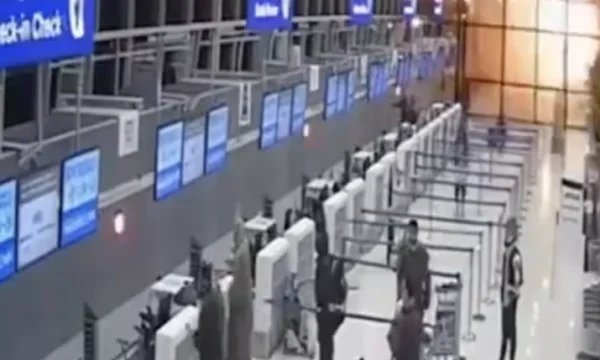 ドバイ空港で怖い攻撃、人々は自分の目で恐怖を見る