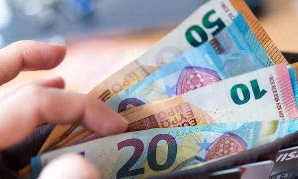 Ελάχιστος μισθός: Η κυβερνητική απόφαση τίθεται σε ισχύ από τον Ιανουάριο του 425 ευρώ και 500 ευρώ τον Ιούλιο