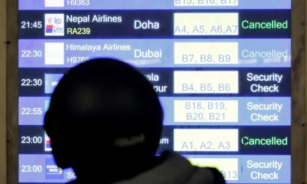 イランのミサイル攻撃で被害を受けたドバイ空港、傷ついたスタッフ4名