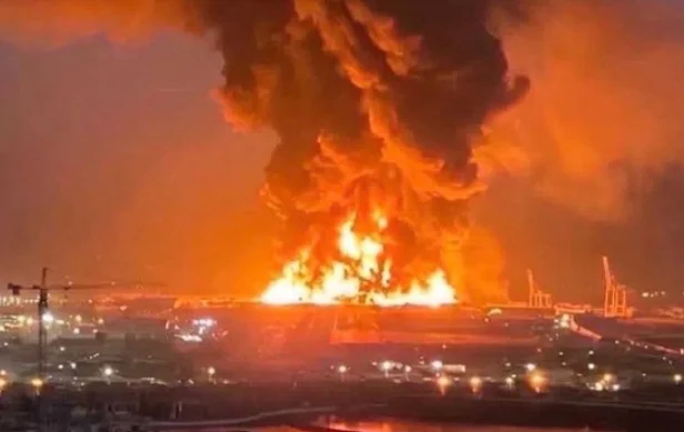 イラクでアメリカの拠点を攻撃し、火災の空港の一部