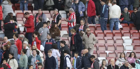 82-jährige Taifoos verändern das Leben in der Tribuna, verschieben das Spiel zwischen Sporting Gijon und Legans