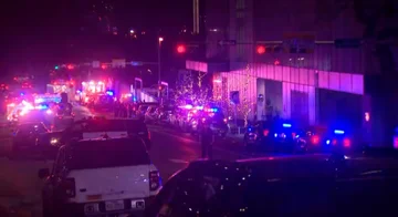 米国で撮影するマス、殺された3人、創傷した14人 FBIはテロ攻撃を調査しています。