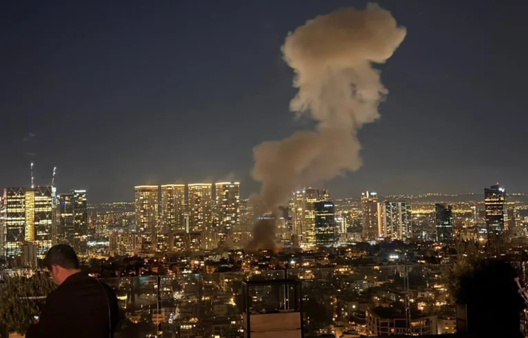弾道ロケットは、ドーハの宇宙空間で多くの爆発、テルアビブに当たる