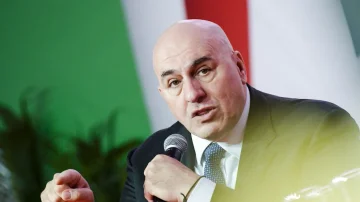 イタリアの防衛大臣が家族とドバイでブロック