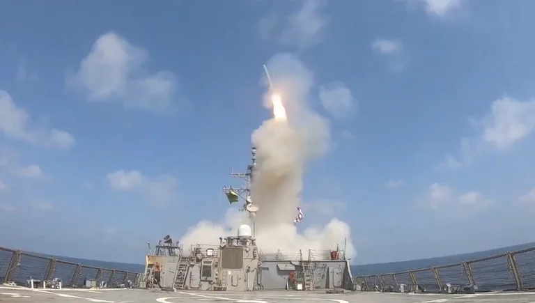 米国が軍船からロケットでイランを攻撃する方法、ビデオが公開