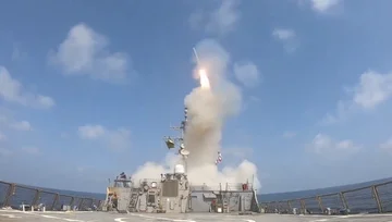 米国が軍船からロケットでイランを攻撃する方法、ビデオが公開
