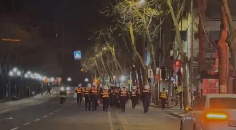 ティラナ、Molotovaのプロテッサは、州警察に向かってジャンプ