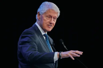Clinton për 250-vjetorin e ShBA-së: Amerika është në periudhë ndarjesh të thella