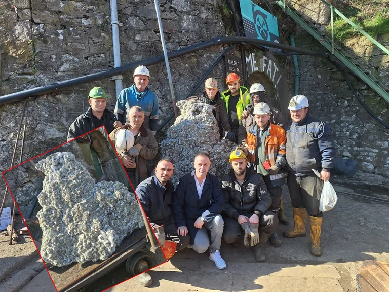 Trepca の subterranean から抽出される巨大な水晶