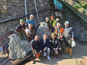 Trepca の subterranean から抽出される巨大な水晶