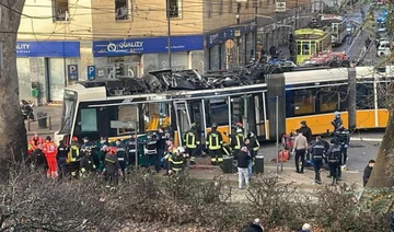 路面電車はミラノ、死んだ男と創傷の数十でトラックを終了します