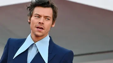 Harry Styles gibt zu, dass er über die Beerdigung seiner Großmutter gelacht hat: Ich fühlte mich sehr unzureichend