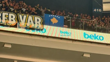 Serben wütend, türkische Fans erhalten sie mit Kosovo-Flagge, in Euroleague Spiel
