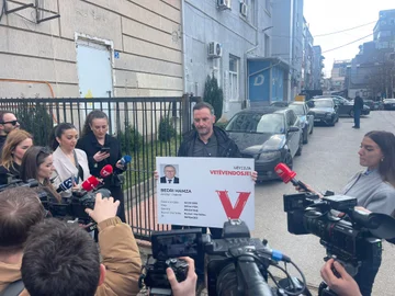 VetevendosjeのPDKのBedri HamzaのPSD)のprotest。