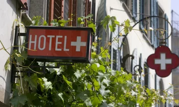 スイスのホテルでの滞在数を記録するが、圧力下にある多くの宿泊施設