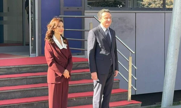 Ο Κερτ φιλοξενεί τον Σπιρόπαλ.