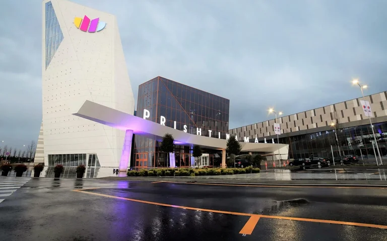 “Pristina Mall”のビジネスマンの知られ、作用