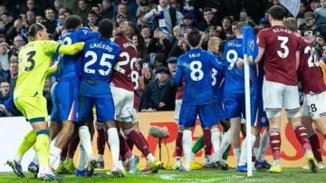 Die FA trifft Chelsea und West Ham mit schweren Geldstrafen nach dem Vorfall an der Istanbul Bridge