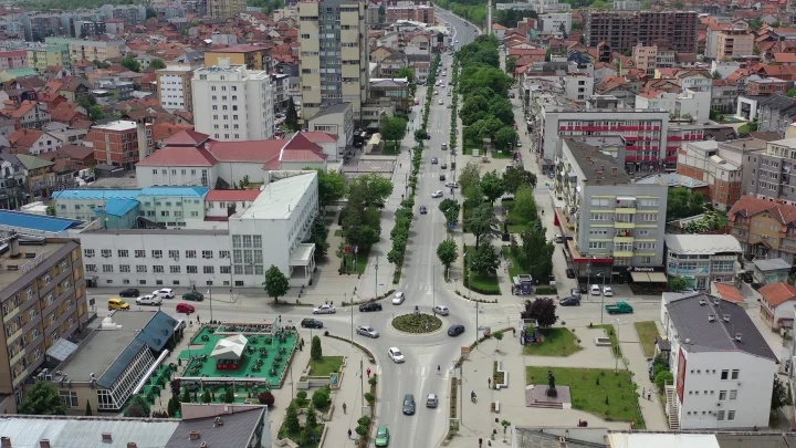 Acesta este profesorul interzis pentru agresiune sexuală asupra studentului minor din Gjilan.