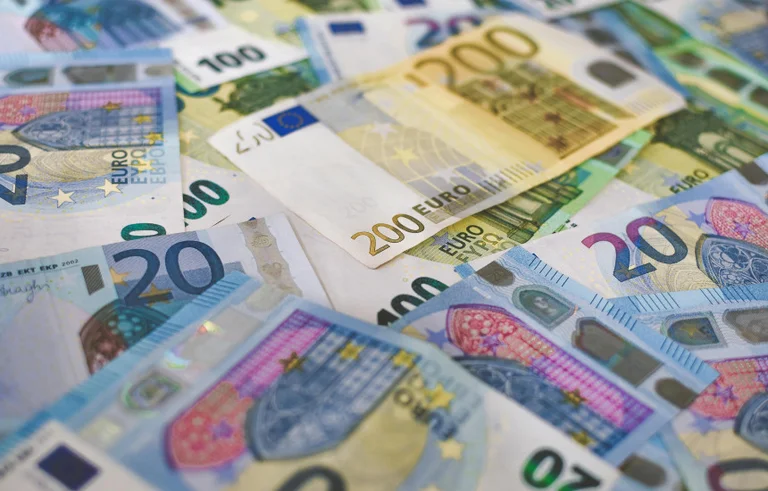 Peste 1 000 de euro falşi în două bănci naţionale sunt depuse