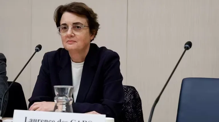 Ο Μακρό δέχεται την παραίτηση του προέδρου του Λούβρου