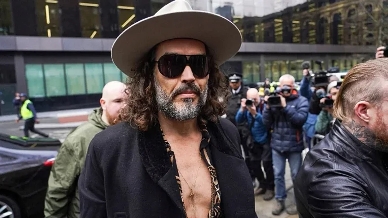 Comunistul britanic Russell Brand a negat noi acuzaţii de viol şi agresiune sexuală