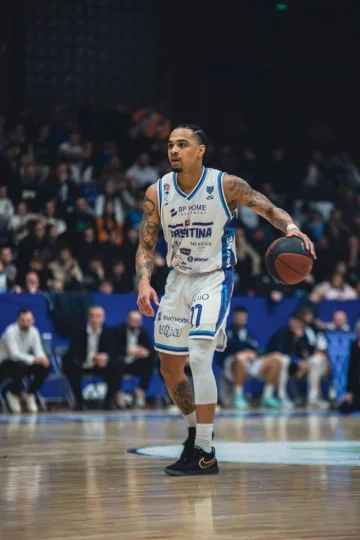Jordan Davis, hatte ein Monatsgehalt von 25.000 Euro bei Sigal Pristina