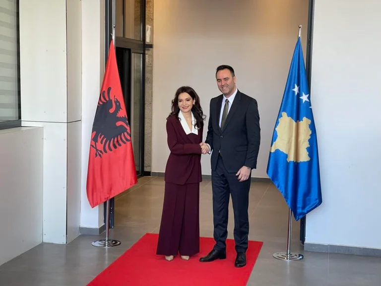 Spiropali aştepta de la Konjufca, începe întâlnirea, apoi ţine o conferinţă comună de presă