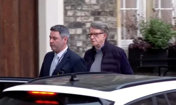 Inclusiv dosarul lui Epstein, fostul ambasador Peter Mandela este eliberat pe cauţiune.