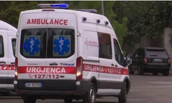 Ο 7χρονος οδηγός σκοτώνει τα Τίρανα και φεύγει.