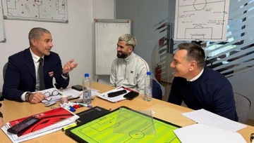 Silvio und technisches Personal verfolgen bei der Vorbereitung des Spiels “” eng rote Spieler gegen Polen
