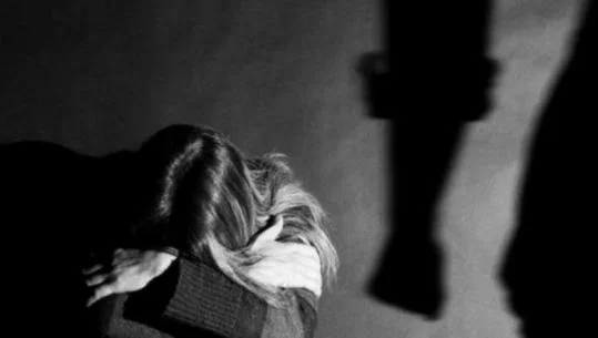 Βίασε σωματικά και σεξουαλικά τη γυναίκα του, η κατηγορούσα αρχή δίνει λεπτομέρειες για την υπόθεση στο Πεκ.