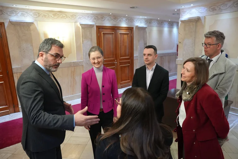 Delegaţia UE în vizită la Parlament a discutat ultimele evoluţii din Kosovo
