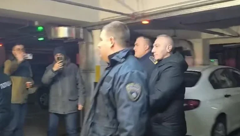Sfârşitul interogatoriului, Artan Grubi iese din acuzare.