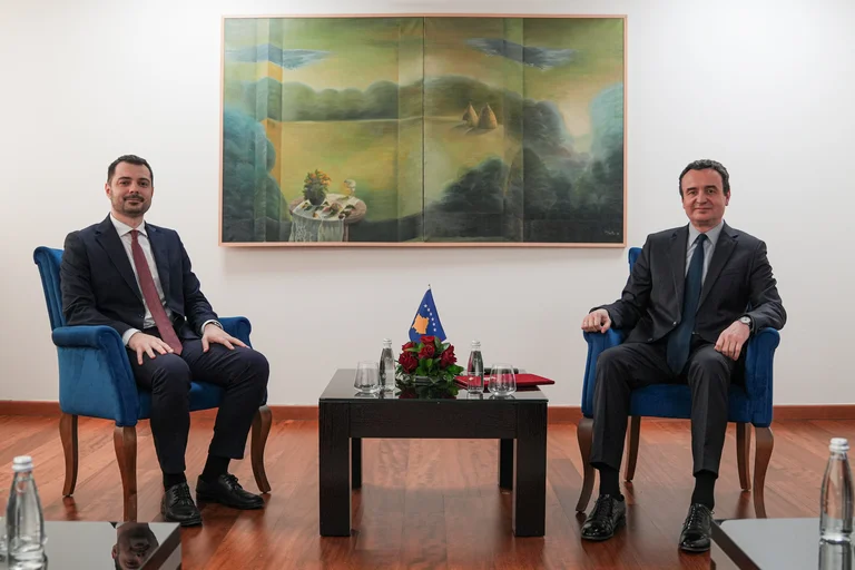 Ο Κούρτι προώθησε την πρώην νυν εκπρόσωπο της κυβέρνησης στη θέση του πρώτου Υπουργού Παιδείας και Επιστημών.