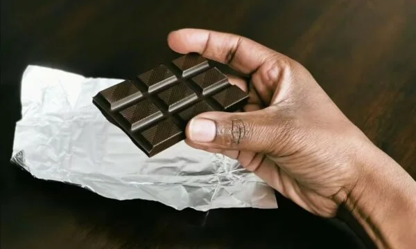 Ciocolată neagră, “ilac” pentru inimă, dar masă