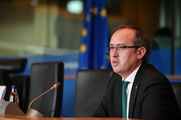 Hoti transmite observaţiile FMI: declinul creşterii economice, creşterea inflaţiei, riscurile pentru stabilitatea fiscală