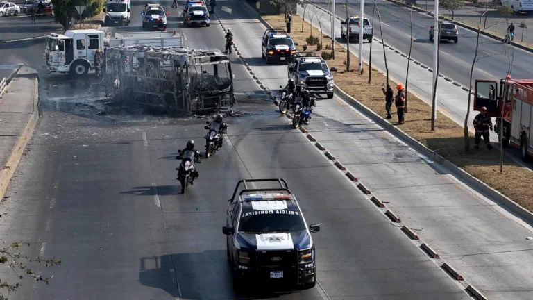 Σκοτώνοντας τον αρχηγό του ισχυρού καρτέλ ναρκωτικών El Menchoı, Μεξικό σε χάος, πυροβολώντας στο αεροδρόμιο, ακυρώνοντας τις πτήσεις
