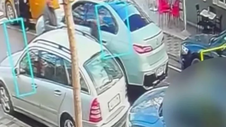 Τη στιγμή που ο Έγκλι Πασολάρ μαχαιρώνεται από τον Γκαζμέν Μπουτπάτζ και τη σύζυγό του