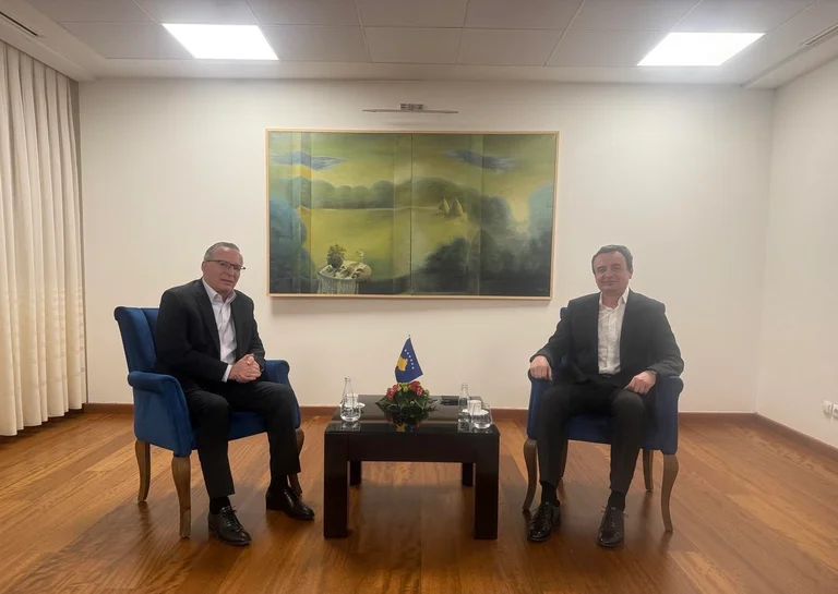 Ο Κερτ περιμένει τον Χάμζα στη συνάντηση, μιλάει για την υπόθεση του Προέδρου.