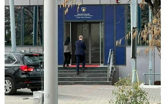 Ο Κουρτ του Αμπντιξικού σε συνάντηση, Πρεσβευτής της ΕΕ Εισάγεται στην Κυβέρνηση του Κοσσυφοπεδίου