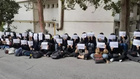 イランの学生は、致命的な抑圧以来、最初の反政府の抗議を組織します