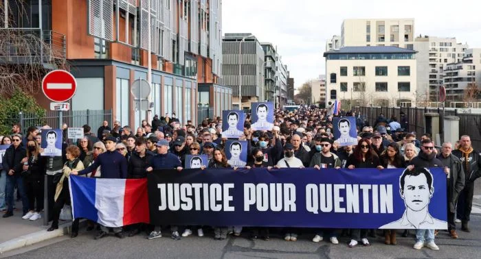 Χιλιάδες παρελαύνουν στη Λυών μετά τη δολοφονία του Γάλλου ακτιβιστή την περασμένη εβδομάδα.